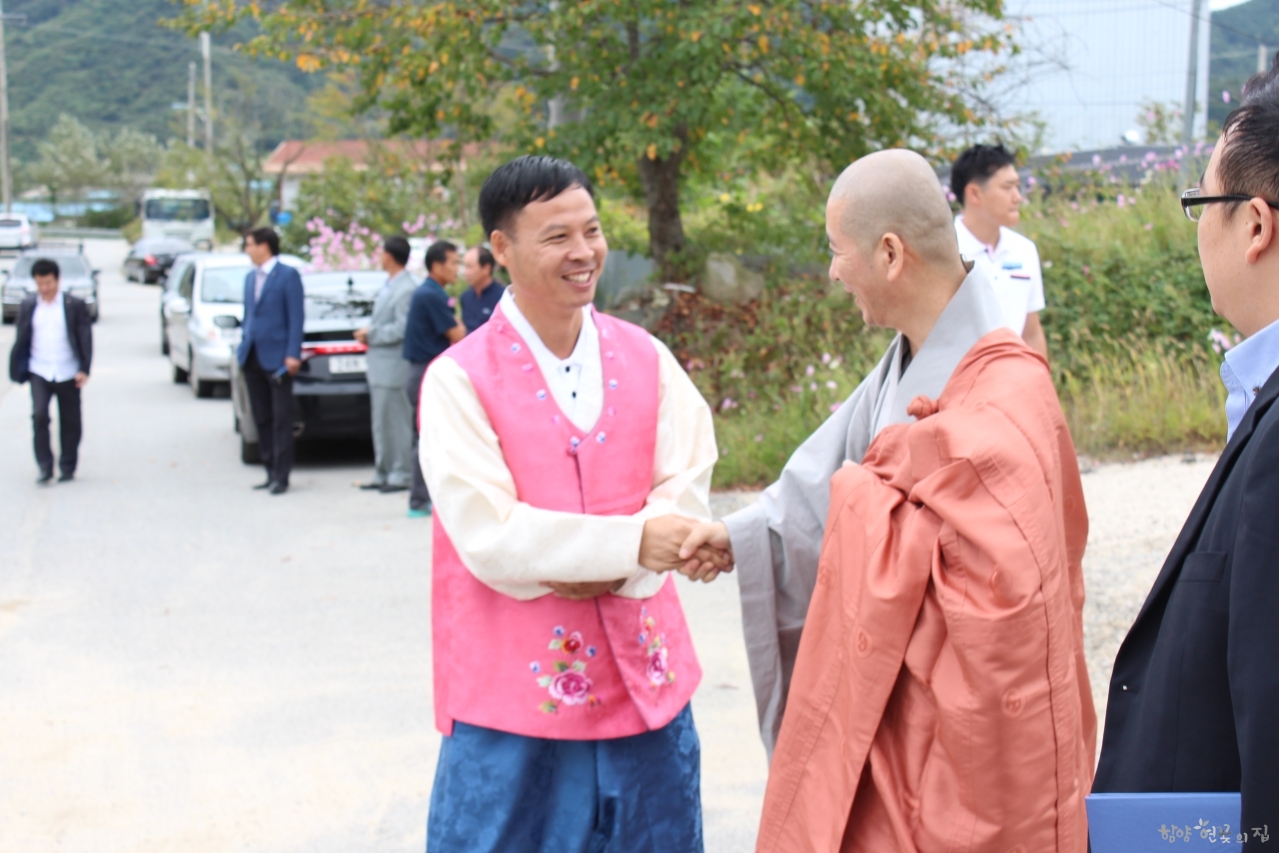 조계종복지재단 상임이사 원경스님과 연꽃의 집 정흥희 원장과 첫인사.JPG